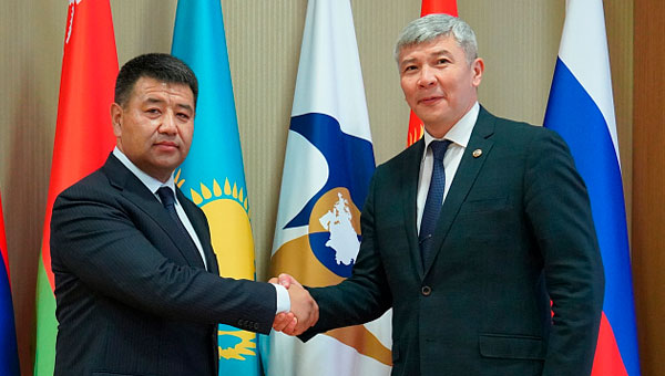 Максат Мамытканов провел встречу с председателем таможенной службы Киргизии